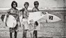 Os surfistas locais em seu quintal mostrando para os visitantes como se faz. Essa galera é talentosa e surfa lá todo dia.