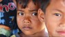 As crianças locais costumam parecer tímidas, mas adoram conhecer os 'bule' (visitantes). É muito bom visitar as vilas ao redor do pico e ter a experiência tradicional da vida em Lombok, elas virão de todos os cantos atrás de você para lhe saudar e conversar.
