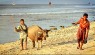 A vida na Indonésia segue em paralelo às famosas ondas. Os locais vivem uma vida simples, barcos de pesca passam todas as manhãs em direção à vila de pesca, há 10 minutos de Bangko Bangko. Se você quer um jantar de frutos do mar, é possível encomendar o que quiser em seu Warung e eles irão até a vila e providenciarão um banquete enorme de peixes, camarões, lulas, cozinhados da forma que preferir – 100 mil rupiah.