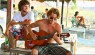 Música brasileira e Bintangs – a garrafa grande da excelente cerveja indonesiana custa apenas 30 mil Rp – depois de um bom dia de surf. Geralmente tem muitos brasileiros em Desert Point, apesar da distância, essa é uma onda muito sonhada e esses momentos são relembrados para sempre.