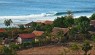 Uma vista de Desert Point de cima do morro, com os "warungs" na praia, onde você pode se hospedar bem em frente à onda. O surfistas de Desert das antigas, que já vêm aqui há mais de 30 anos para ficar uma temporada inteira, costumam vir aqui em cima descansar entre as sessões de surf. Eles adoram Lombok e trabalham pelas comunidades locais, construindo poços, casas e trazendo livros e brinquedos para as crianças.