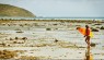 Uma surfista japonesa voltando de sua sessão matinal em Desert.