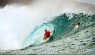 Antonio Borges em um lindo tubo, assistido pelo local Awan. Os garotos locais são ótimos surfistas e, tendo surfado apenas essa onda em suas vidas, geralmente o perguntam se você precisa de algumas dicas em sua primeira visita.