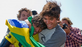 medina Miguel Pupo e Gabriel Medina comemorando, logo após a conquista do Nike Lowers Pro.