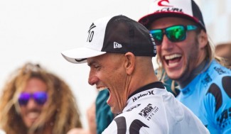 Terceira final consecutiva entre Kelly e Owen. Foto: Divulgação/ASP Terceira final consecutiva entre Kelly e Owen. Foto: Divulgação/ASP
