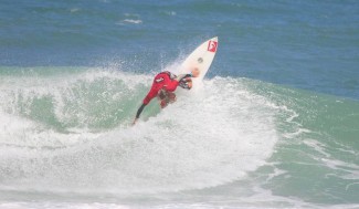 Luquinhas quebrando a vala do meio da Barra no Sub-18. Foto: César Aielo/FESERJ.