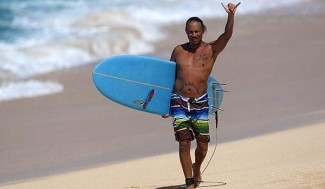 Kirk Hammett do Metallica no Hawaii. Foto: Brien Bieman/TransworldSurf.