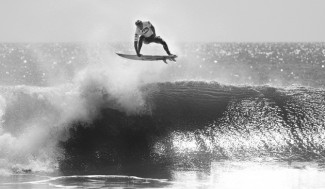 Owen invertendo o voo no Quiksilver Pro New York. Foto: ASP/Kirstin