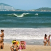 Quem assitiu das areias de Ipanema a sessão do Dia das Mães no Castelinho, ficou impressionado com o potencial das ondas surfadas pela galera do tow-in. Detalhe: Praia de Ipanema sempre bem frequentada em dias de sol no Rio.Foto: Ricardo Altoé Quem assitiu das areias de Ipanema a sessão do Dia das Mães no Castelinho, ficou impressionado com o potencial das ondas surfadas pela galera do tow-in. Detalhe: Praia de Ipanema sempre bem frequentada em dias de sol no Rio.Foto: Ricardo Altoé