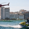 Guilherme Braga manobra com agilidade o jet no Castelinho, sendo observado de perto pelo helicóptero de salvamento do Corpo de Bombeiros, que teve muito trabalho nas praias do Rio no domingo extremo do Dia das Mães. Foto: Henrique Pinguim Guilherme Braga manobra com agilidade o jet no Castelinho, sendo observado de perto pelo helicóptero de salvamento do Corpo de Bombeiros, que teve muito trabalho nas praias do Rio no domingo extremo do Dia das Mães. Foto: Henrique Pinguim