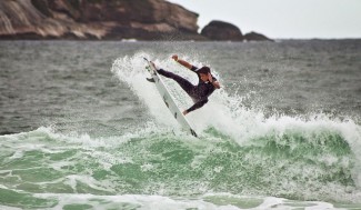 O campeão Pro Junior, Jack Freestone, completou a artilharia aérea da equipe Billabong no Postinho. Foto: Gustavo Monteiro