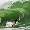 Fazendo dupla com Fun na sessão anterior ao swell das mães, Paulo Curi colocou à prova o seu "go for it", jogando pra dentro deste caroço muito sinistro no Castelinho. Foto: Henrique Pinguim Fazendo dupla com Fun na sessão anterior ao swell das mães, Paulo Curi colocou à prova o seu "go for it", jogando pra dentro deste caroço muito sinistro no Castelinho. Foto: Henrique Pinguim