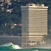 O hotel Sheraton e as ondas da laje, que leva o mesmo nome, vistas da praia de Ipanema. Foto: Ricardo Altoé O hotel Sheraton e as ondas da laje, que leva o mesmo nome, vistas da praia de Ipanema. Foto: Ricardo Altoé