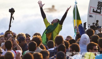 É o Kelly ao fundo, fugindo da festa brasileira? Foto: Kirstin / ASP