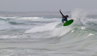 Brad Domke em uma session de winch em Seignosse, na França ©Andre Magarao