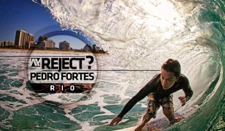 "Dennis Tihara passeando por dentro de um ótimo tubo na Barra da Tijuca. Foto clássica de revista de surf, mas que por algum motivo não emplacou. São fotos assim que estão há anos estacionadas no meu computador, esperando um destino." – Hoje, a Layback te dá a oportunidade de conferir um pouco deste material do Rio de Pedro Fortes.