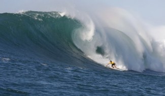 Greg Long rumo a vitória no "The Eddie". Foto: Divulgação Quiksilver