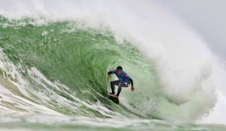 Adriano de Souza rumoa sua segunda vitória no WT em 2011, em Supertubos, Postugal. Foto: Cestari / ASP