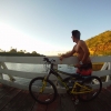 De bike é a melhor opção para ver as ondas...