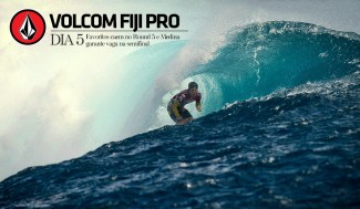De volta a Cloudbreak, o round 5 e as duas primeiras baterias das quartas foram decididas no que restou do grande swell que atingiu Fiji nos últimos dias. Alguns dos favoritos foram eliminados enquanto o mar piorava, até ser tomada a decisão de adiar o evento – encorajada por Kelly Slater, logo antes de sua bateria contra Julian Wilson. Medina superou Taj Burrow na última bateria do dia e garantiu sua passagem para a semifinal. Foto: ASP De volta a Cloudbreak, o round 5 e as duas primeiras baterias das quartas foram decididas no que restou do grande swell que atingiu Fiji nos últimos dias. Alguns dos favoritos foram eliminados enquanto o mar piorava, até ser tomada a decisão de adiar o evento – encorajada por Kelly Slater, logo antes de sua bateria contra Julian Wilson. Medina superou Taj Burrow na última bateria do dia e garantiu sua passagem para a semifinal. Foto: ASP