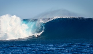 Mark Healey no swell histórico que atingiu Cloudbreak em julho do ano passado. Foto: Bruno Smith