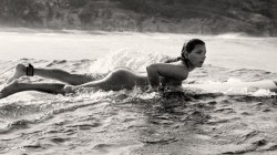 Maya Gabeira surfando como veio ao mundo para a revista americana ESPN. Foto: Francesco Carrozzini/ESPN