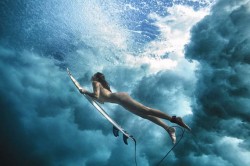 Maya Gabeira surfando como veio ao mundo para a revista americana ESPN. Foto: Francesco Carrozzini/ESPN