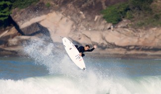 Biel Garcia com o visual da Pedra do Pontal ao fundo. Foto: Luiz Blanco