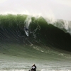 Carlos Burle representando o Brasil durante o Mavericks Invitational 09-10. pegando sempre as bombas mais do outside possíveis. Foto: Carpentier/BWWT