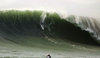 Carlos Burle representando o Brasil durante o Mavericks Invitational 09-10. pegando sempre as bombas mais do outside possíveis. Foto: Carpentier/BWWT Carlos Burle representando o Brasil durante o Mavericks Invitational 09-10. pegando sempre as bombas mais do outside possíveis. Foto: Carpentier/BWWT