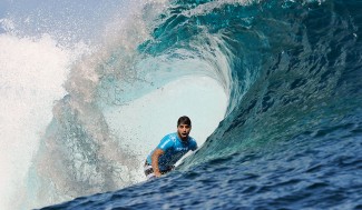 Ricardo dos Santos surfou um tubo nota 10 nos últimos minutos da final contra o local Alain Riou para selar sua vaga no evento principal em Teahupoo. Foto: ASP