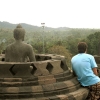 Templo budista de Borobudur. Essa saia aí que estou usando é um "sarong" e só se entra nos templos da Indonésia assim. Templo budista de Borobudur. Essa saia aí que estou usando é um "sarong" e só se entra nos templos da Indonésia assim.