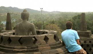 Templo budista de Borobudur. Essa saia aí que estou usando é um "sarong" e só se entra nos templos da Indonésia assim.