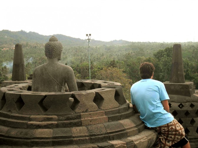 Templo budista de Borobudur. Essa saia aí que estou usando é um "sarong" e só se entra nos templos da Indonésia assim.