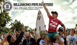 O último dia de Billabong Pipe Masters 2012 deu lugar a uma dramática corrida pelo título mundial, levada até as semifinais, quando Kelly Slater foi eliminado por Josh Kerr e Joel Parkinson coroado campeão mundial. Parko ainda superou Kerr na final e se consagrou Pipe Master mais uma vez. Foto: Cestari O último dia de Billabong Pipe Masters 2012 deu lugar a uma dramática corrida pelo título mundial, levada até as semifinais, quando Kelly Slater foi eliminado por Josh Kerr e Joel Parkinson coroado campeão mundial. Parko ainda superou Kerr na final e se consagrou Pipe Master mais uma vez. Foto: Cestari
