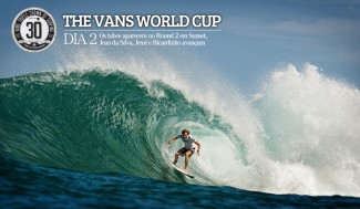 Com sólidas ondas de 8 pés+, os participantes da segunda etapa do Vans Triple Crown of Surfing 2012 são colocados à prova em Sunset. O aussie Jay "Bottle" Thompson é destaque com a melhor onda da competição até agora e a segunda maior soma do dia. Foto: Cestari Com sólidas ondas de 8 pés+, os participantes da segunda etapa do Vans Triple Crown of Surfing 2012 são colocados à prova em Sunset. O aussie Jay "Bottle" Thompson é destaque com a melhor onda da competição até agora e a segunda maior soma do dia. Foto: Cestari