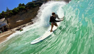 Tyler Stanaland, ex surfista profissional com sua prancha de brinquedo. Foto: Andre Magarao