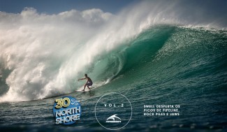 O North Shore se despediu de 2011 em alto estilo. O tão esperado swell chegou e fez a alegria de muitos desde Jaws até Pipeline e os outer reefs havaianos. Na capa, o baiano Lapo Coutinho saciando a fissura pelas ondas grandes em Rock Piles. Foto: Marcio Luiz