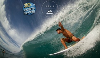 Dennis Tihara comendo pelas beiradas no North Shore. O baiano radicado no Rio de Janeiro não só pegou uma das maiores bombas do swell que fez Rock Piles funcionar, mas também compareceu em Pipeline, Off The Wall e Rocky Point (foto). Foto: Marcio Luiz