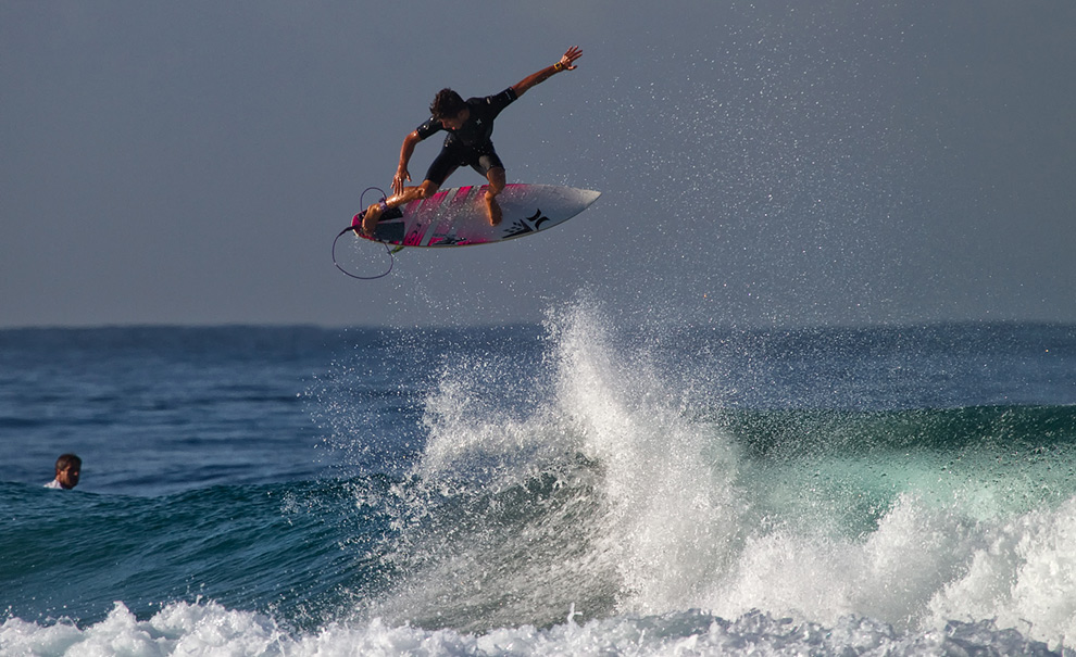 Para quem nunca havia visto o Rookie do WCT 2013, Filipe Toledo, surfando de perto. Ele deu uma boa demonstração do que esperar de uma performance nestas condições. Foto: Andre Magarao