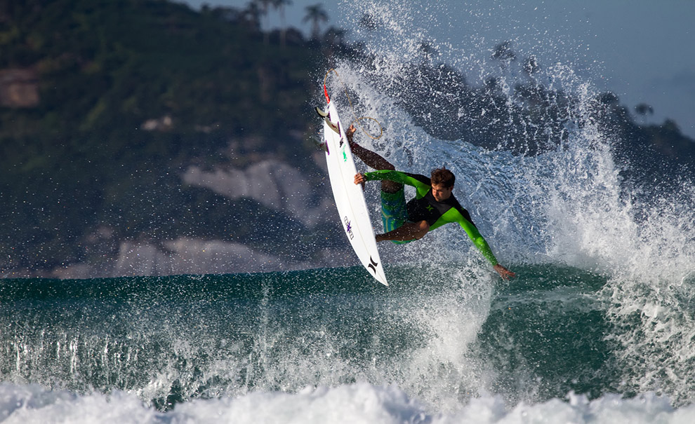 Alejo Muniz também integrou a frente brasileira no freesurf de hoje. Ele tirou alguns tubos e voltou de alguns aéreos como este. Foto: Andre Magarao