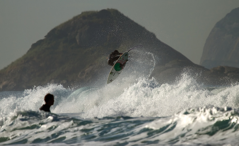 Filipe Toledo por um dos ângulos mais bonitos que o Postinho oferece. Cortesia de Andre Magarao, para mais destes dois, se dirija pra cá. Foto Andre Magarao