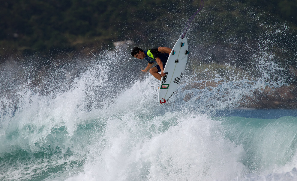 Gabriel Medina é provavelmente o top mostrando melhor performance nas ondas do Postinho até agora. Ele chegou com uma semana de antecedência e fez diversas sessões de freesurf no pico. Foto: Andre Magarao