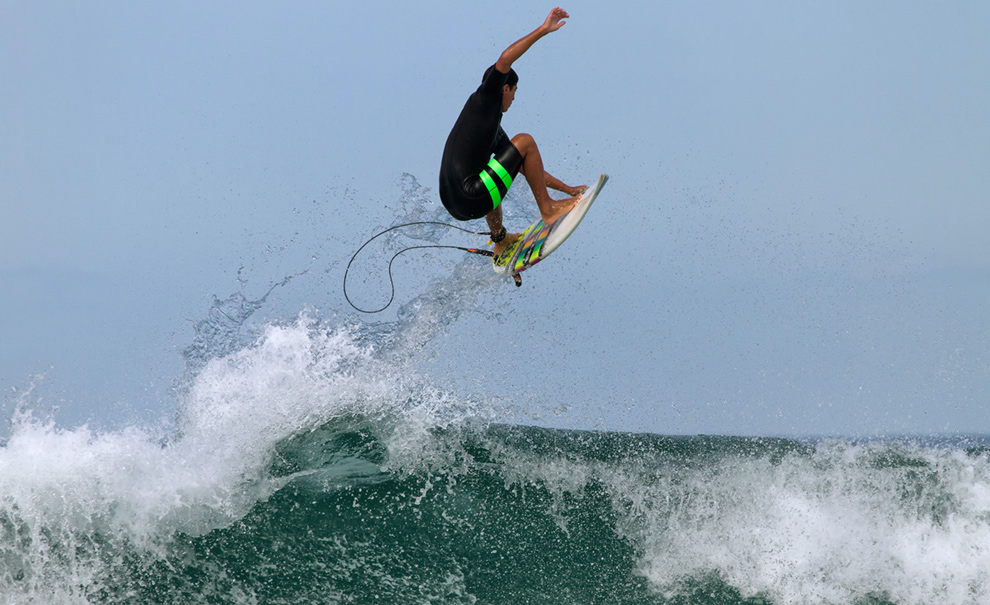 Se você ainda não ouviu a novidade, Miguel Pupo está de volta. E já está voando novamente. Ele surfou ao lado da equipe brasileira da Hurley de manhã. Foto: Andre Magarao