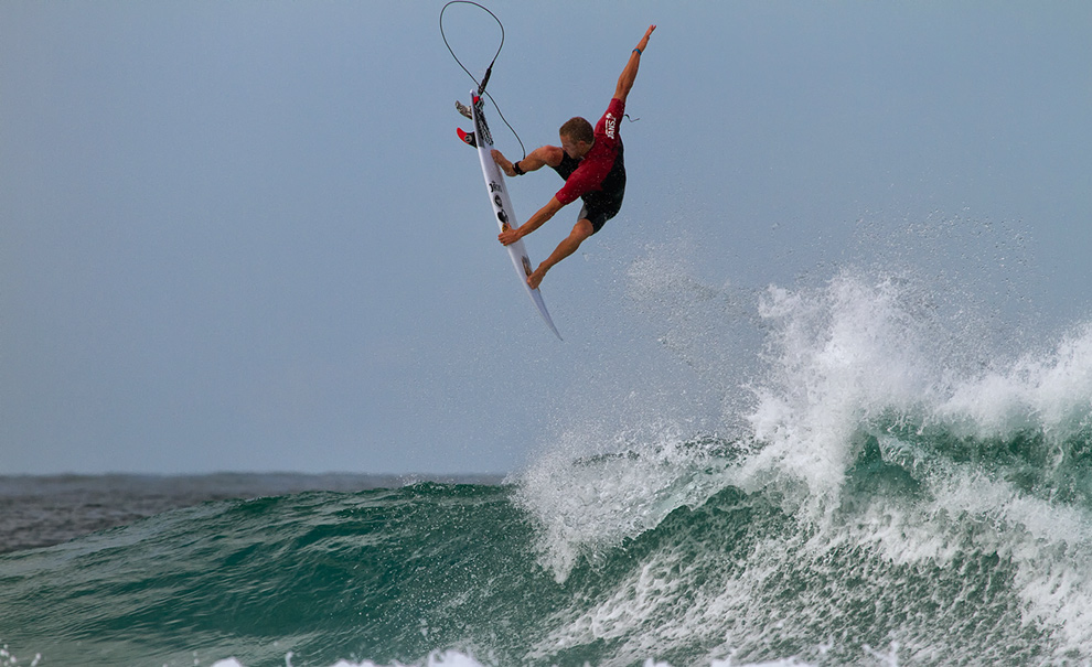 Patrick Gudauskas tem bom histórico nas ondas do Postinho. Olha o tamanho desse aéreo! Algo nos diz que, após algumas tentativas, ele irá completar outro destes aqui. Foto: Andre Magarao