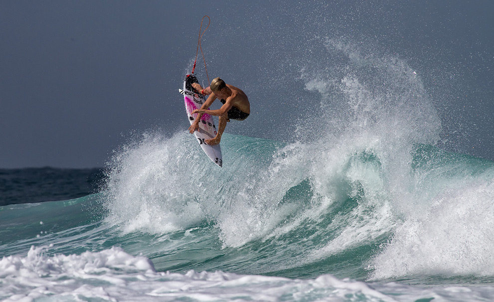 Kolohe Andino já chegou no Rio há três dias. Caiu no domingo com o mar muito marola, segunda-feira com o mar bem storm e maior, e hoje, sobrando ondas para mostrar seu arsenal de aéreos. Foto: Andre Magarao