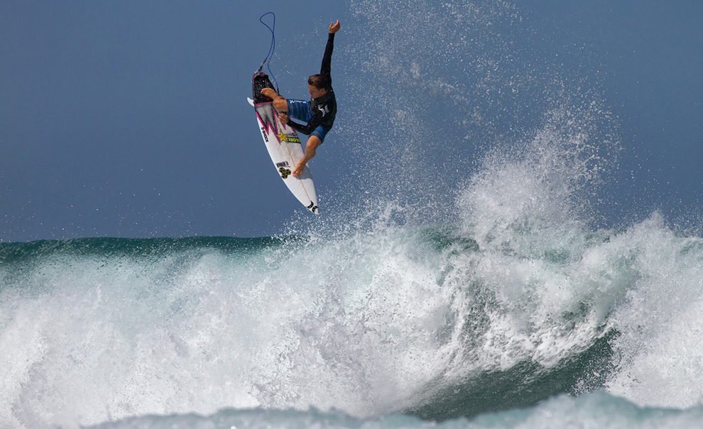 Yadin Nicol acaba de voltar pra água, após uma contusão no tornozelo que o deixou de melho durante todo o início do ano. Ele está surfando há só duas semanas e este é o tipo de fisioterapia que ele faz agora. Foto: Andre Magarao