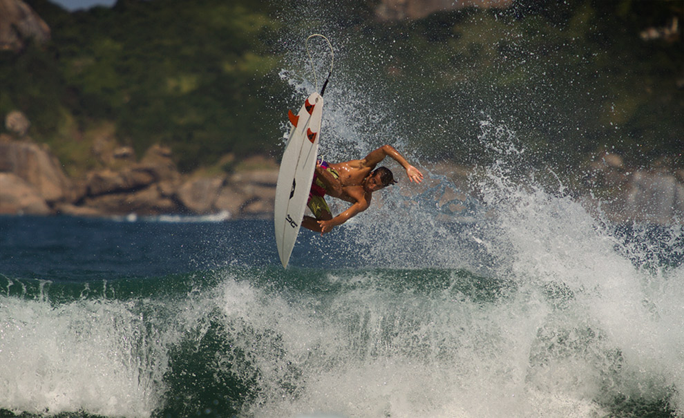 O catarinense residente na Austrália, Alex Chacon, está de passagem pelo Rio de Janeiro e apareceu na sessão de elite. Se você acha que o cara não volta de um aéreo desse, assista isso aqui. Foto: Myara
