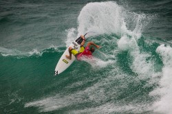 Taj Burrow abriu o dia com este bonito layback e avançou em cima do wildcard Guga Fernandes. Foto: Kirstin Scholtz