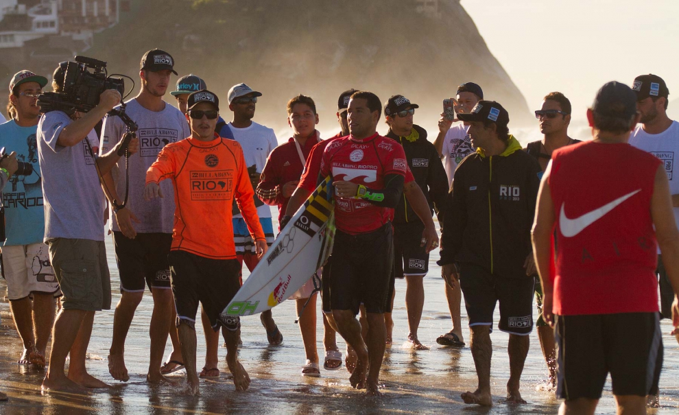 Mineirinho sendo recebido de volta a areia da praia aplaudido pelo público já presente lá. Foto: Myara